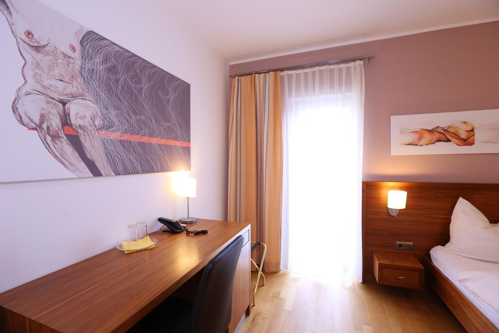 Hotel & Konditorei May Neufeld an der Leitha Δωμάτιο φωτογραφία